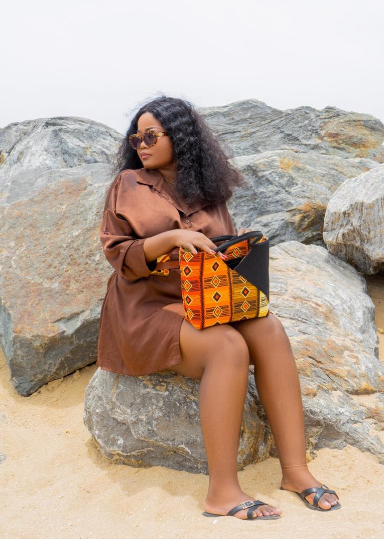 Sac cabas Eclipse by MAYEKA porté ici à la plage